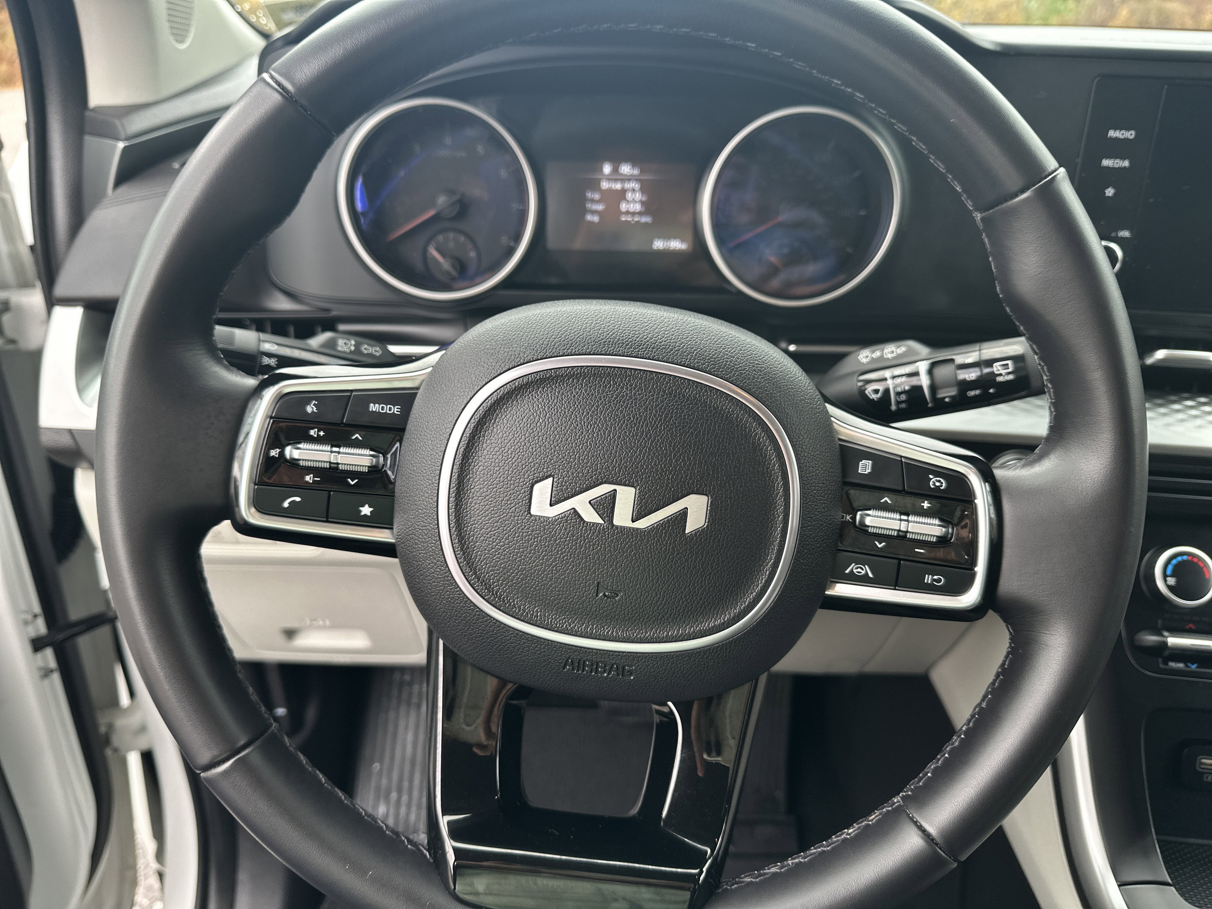 2023 Kia Carnival LX