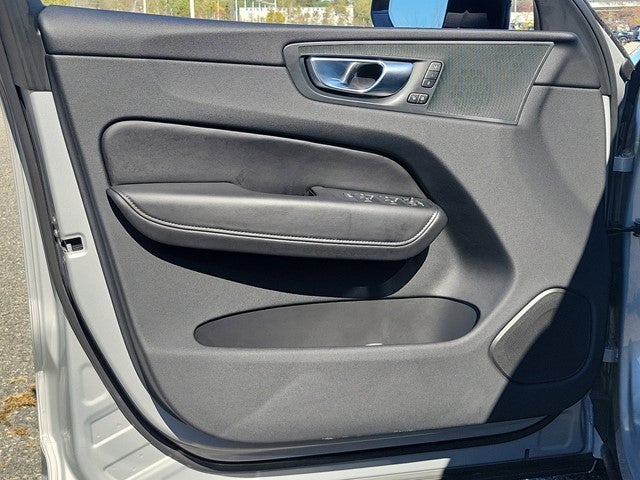 2024 Volvo XC60 Plus Dark Theme