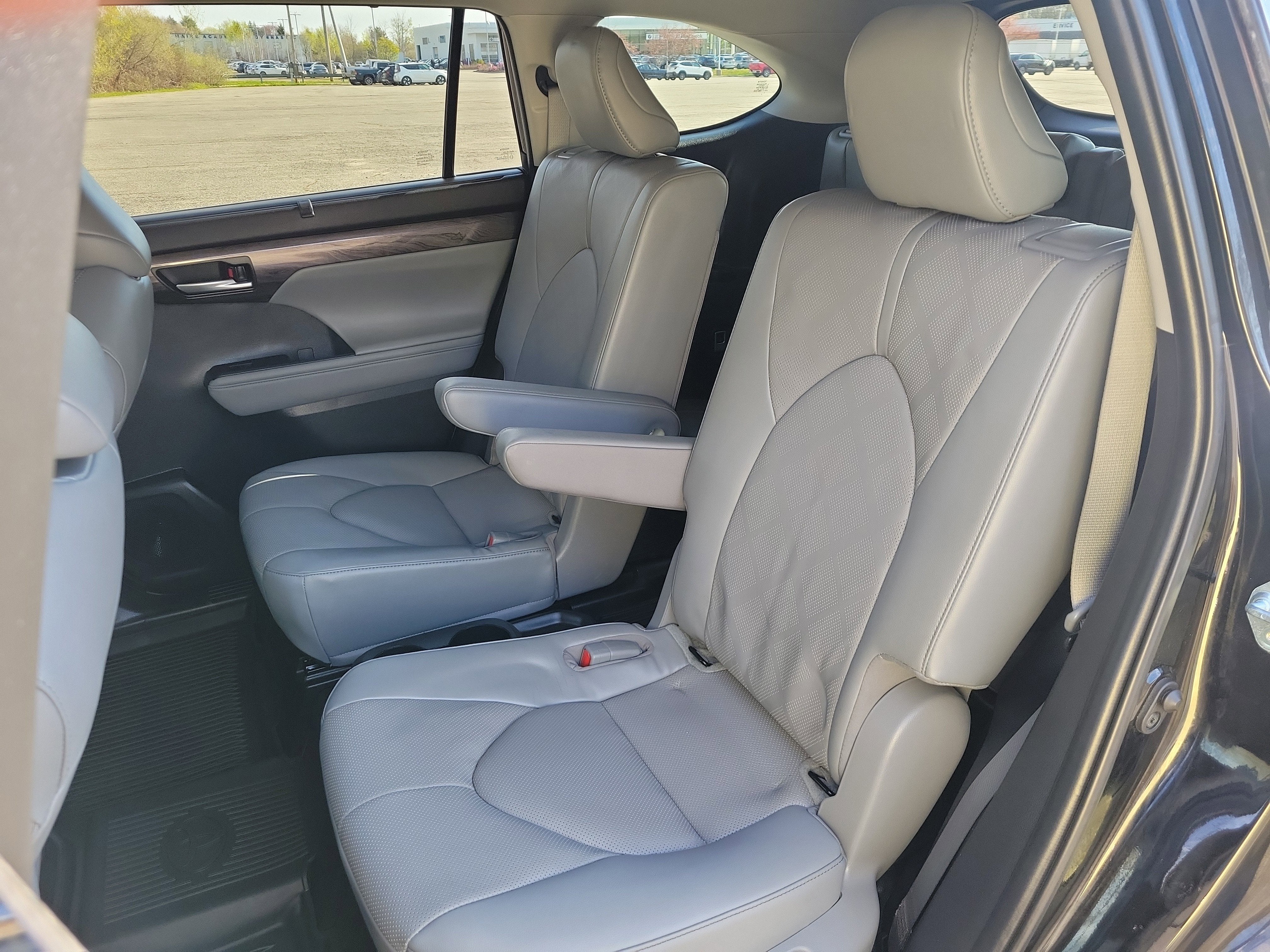 2023 Toyota Highlander Hybrid Platinum
